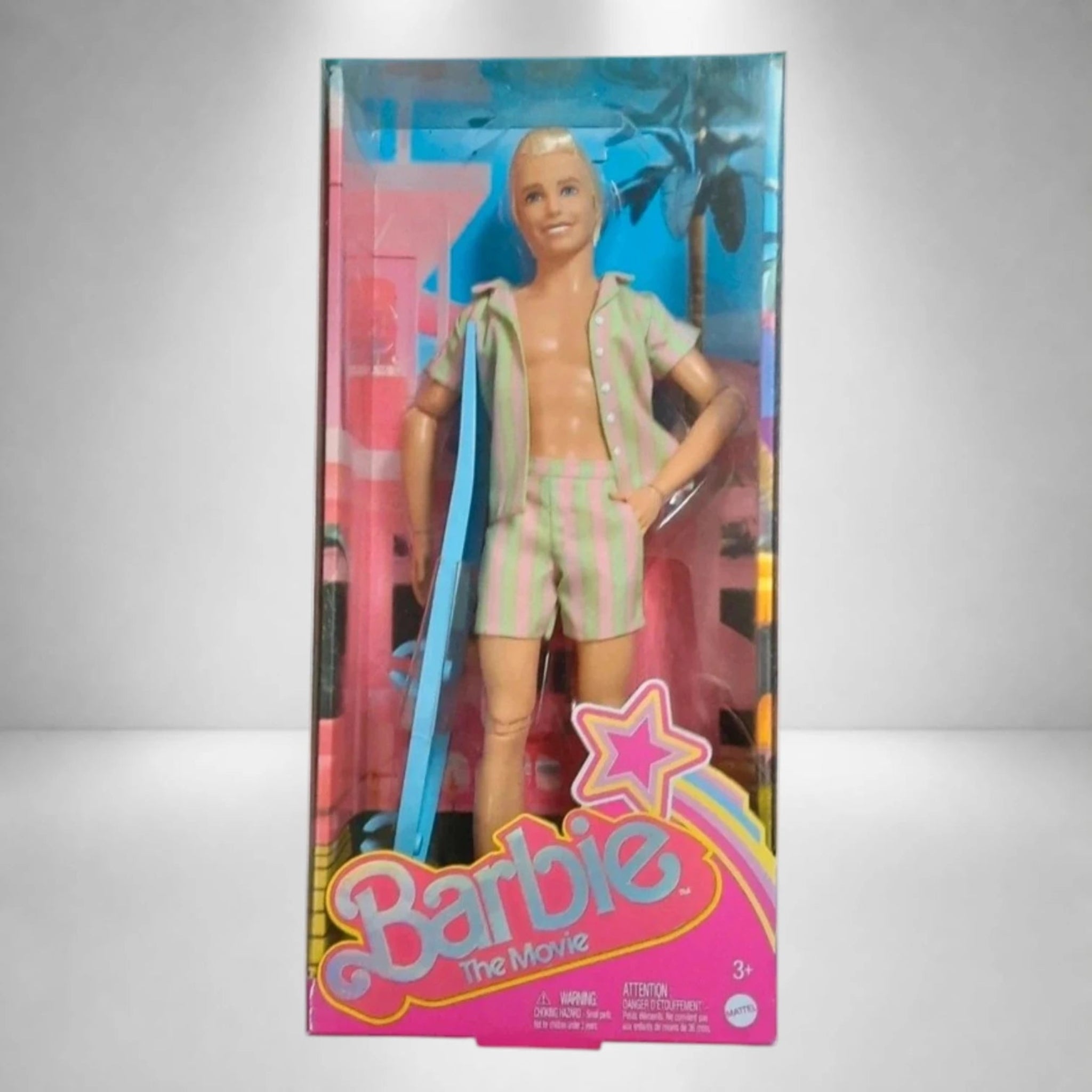 Ken Barbie The Movie con conjunto playero de rayas y tabla de surf